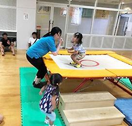 児童館でも元気にジャンプ！